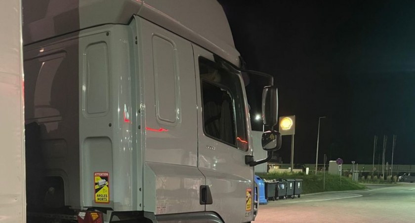 Chwile grozy na parkingu. Policjanci musieli wybić szybę