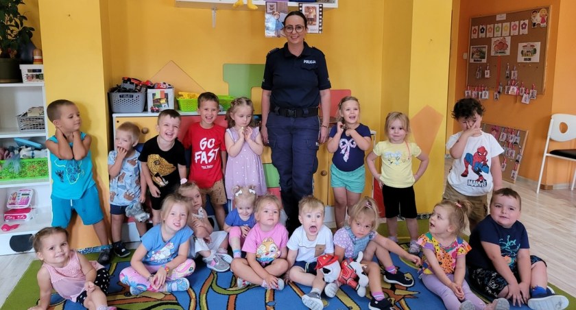 Policjanci ze Świecia u przedszkolaków. Było edukacyjne [ZDJĘCIA]