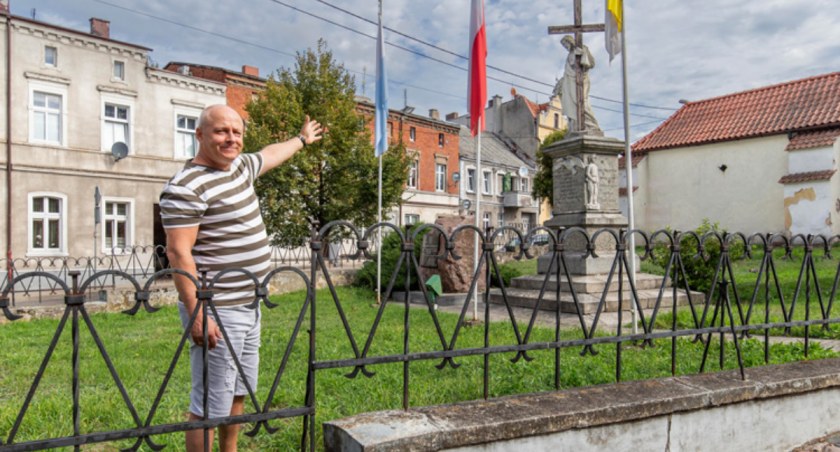 Obelisku szukały Gestapo i Urząd Bezpieczeństwa. Wykopano go dopiero po zmianie ustroju