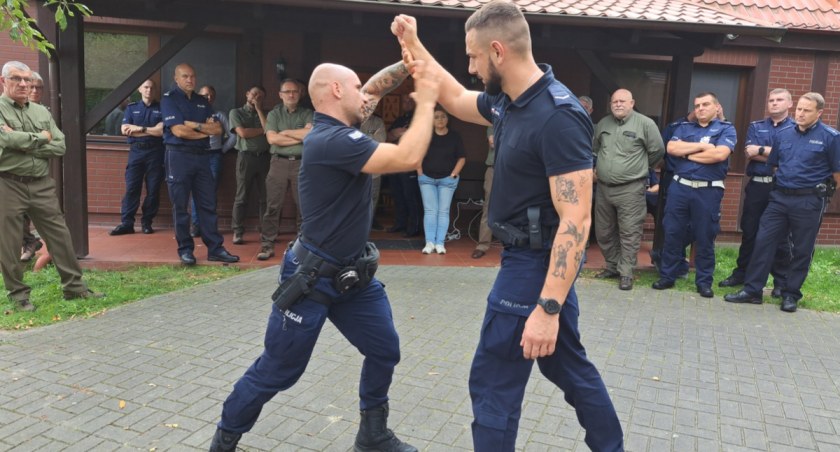 Spotkanie służb w siedzibie Nadleśnictwa Dąbrowa. Omawiano zasady współdziałania 