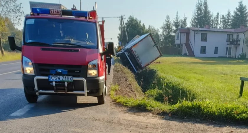 Kierowca zasnął za kierownicą. Ciężarówka wylądowała w rowie