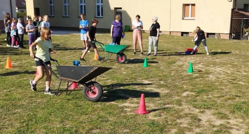 Dzień Pieczonego Ziemniaka w Lipinkach. Taczki poszły w ruch [ZDJĘCIA]