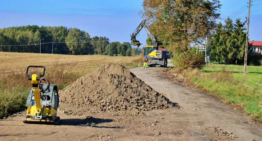Postępują prace przy budowie dróg gminnych. Informujemy o pracach w miejscowościach Franciszkowo, Tuszynki, Bukowiec i Gawroniec