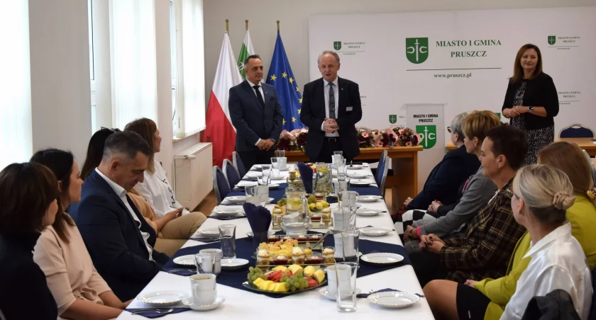 Dzień Edukacji Narodowej w Pruszczu. Były słowa uznania i podziękowania [ZDJĘCIA]