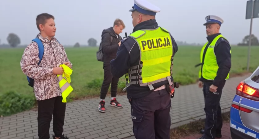 Akcja policjantów ze Świecia. Funkcjonariusze rozdają kamizelki odblaskowe