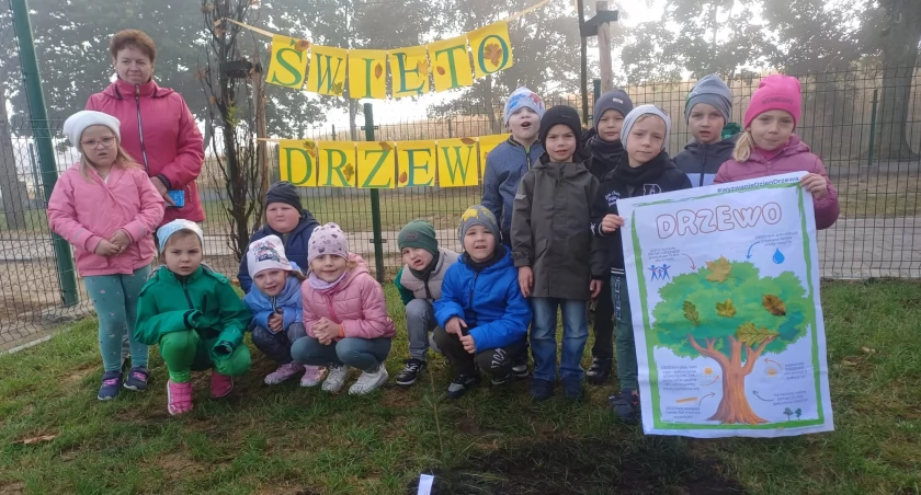 Światowy Dzień Drzewa. Wyjątkowe zajęcia u przedszkolaków w Drzycimiu [ZDJĘCIA]