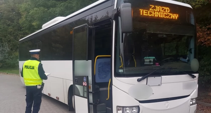 Niesprawny autobus miał zwieźć dzieci na wycieczkę szkolną. Uniemożliwili mu to policjanci