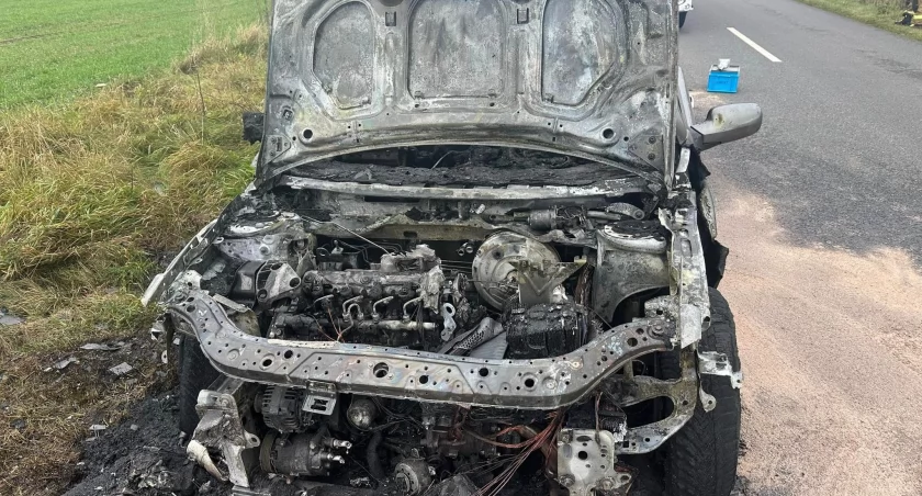 Auto stanęło w płomieniach. Na miejscu były trzy zastępy straży pożarnej [ZDJĘCIA]