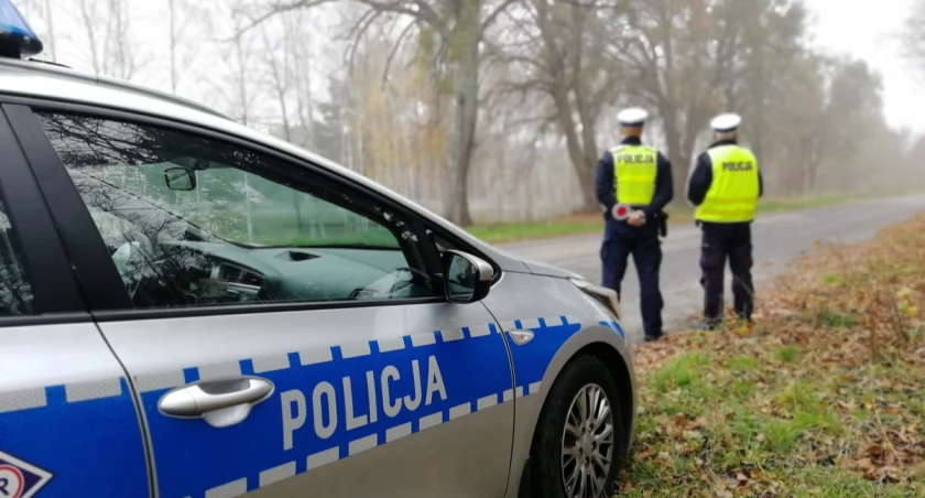 Pogarszające się warunki na drogach. Policjanci ze Świecia przypominają o bezpiecznych zasadach 
