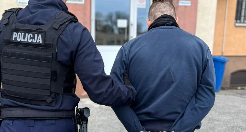 Podczas próby kradzieży samochodu zgubił dowód. 21-latek wpadł w ręce policji