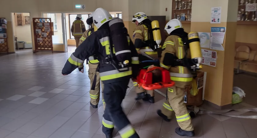 Ewakuacja Szkoły Podstawowej w Osiu. Strażacy prowadzili ćwiczenia