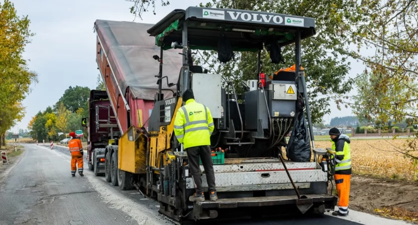 Jakie inwestycje zostaną przeprowadzone na drogach wojewódzkich w powiecie? Podajemy listę zadań