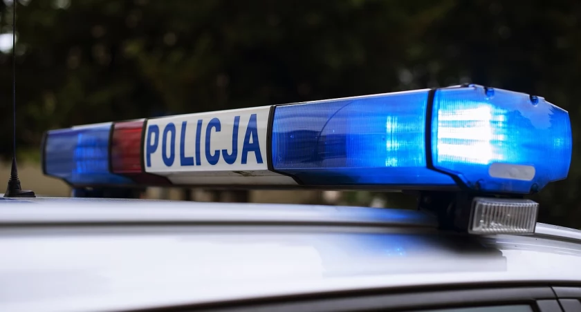Nerwowo spoglądał na przejeżdżający radiowóz. Mężczyzna miał ku temu powody