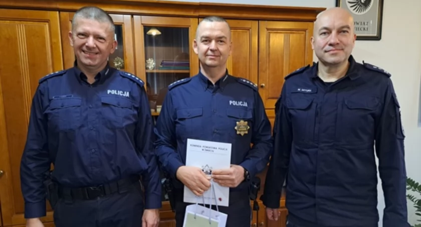 25 lat w mundurze. Uroczyście wyróżniono policjanta 