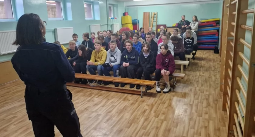 Policjanci w Szkole Podstawowej w Laskowicach. Podejmowano ważne tematy
