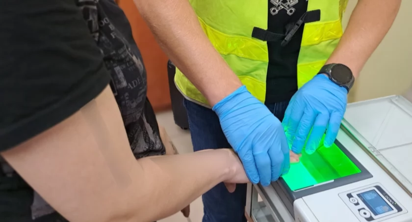 Oszukiwali na kasie samoobsługowej. Małżeństwo z zarzutami