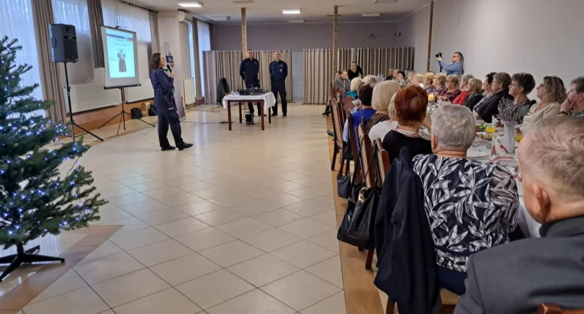 Policjanci spotkali się z seniorami z Bukowca. Główny temat: bezpieczeństwo