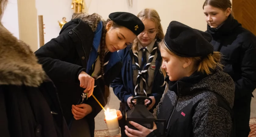 Betlejemskie Światło Pokoju dotarło do Świecia. To wieloletnia tradycja [ZDJĘCIA]