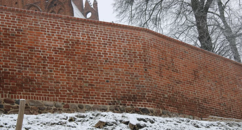 Fragment muru miejskiego wyremontowany. Co z pozostałym odcinkiem?