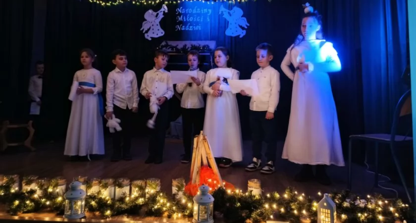 Wigilijne spotkanie w Lipinkach. Uczniowie przygotowali jasełka [ZDJĘCIA]