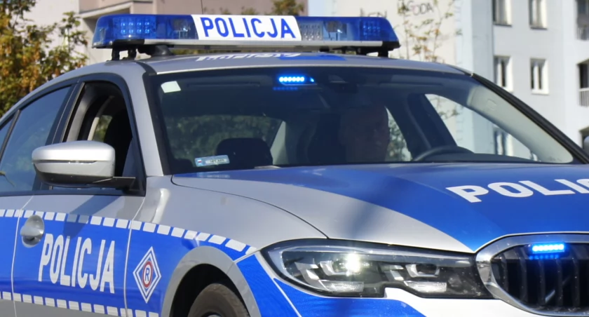 Kierowca renault cofając uderzył w audi. 70-latek miał 2,2 promila
