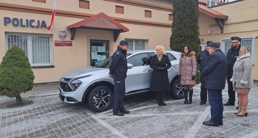 Policjanci z Dragacza mają nowy samochód. To kia sportage o wartości 160 tys. zł