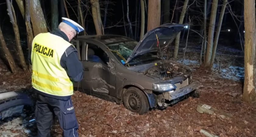 Groźne zdarzenie drogowe w Błądzimiu. Policjanci informują o okolicznościach