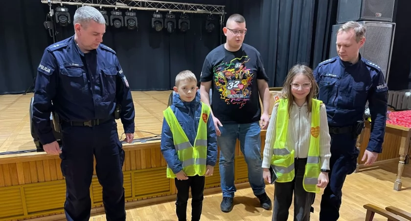 Policjanci przeszkolili wolontariuszy WOŚP. Wręczyli też kamizelki odblaskowe