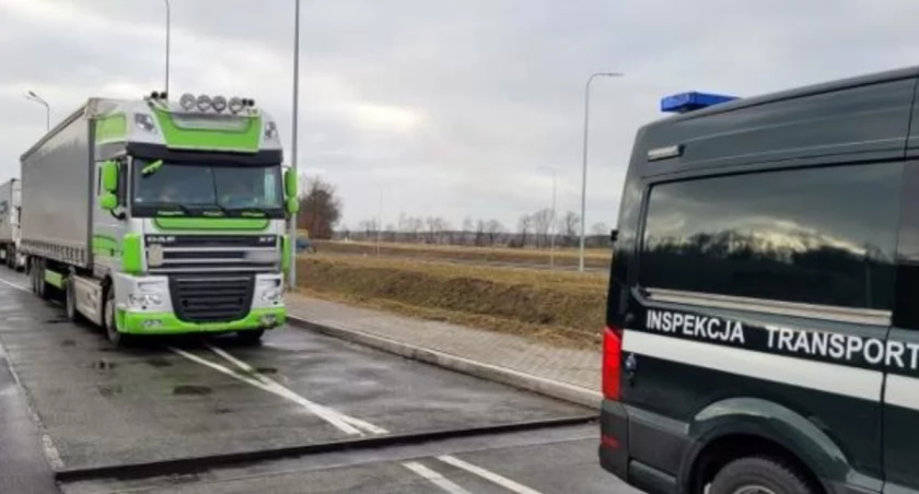 Naczepa z poważną usterką wycofana z ruchu. Jechała do okolic Świecia [ZDJĘCIA]