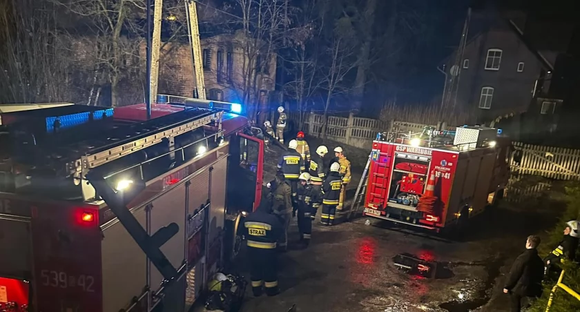 Pożar pustostanu w Warlubiu. W akcji pięć zastępów straży pożarnej