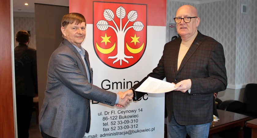 Będą kolejne asfaltowe drogi w gminie Bukowiec. Wójt podpisał umowę z wykonawcą