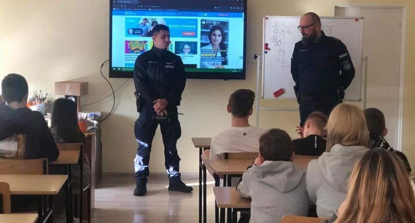 Policjanci ostrzegali uczniów. Chodzi o przestępstwa w internecie