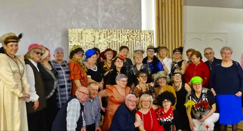 Lata dwudzieste, lata trzydzieste na balu karnawałowym gminnego klubu Senior+ w Bukowcu