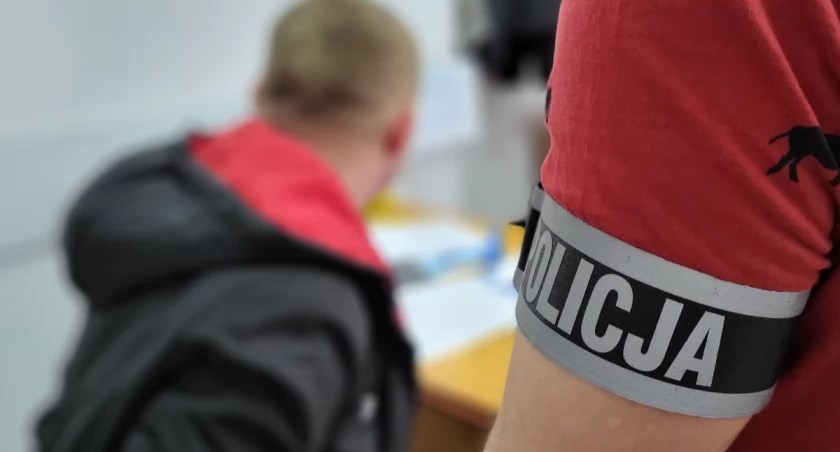 Pił alkohol przy pojeździe, a następnie do niego wsiadł i odjechał. Został zatrzymany przez świadka