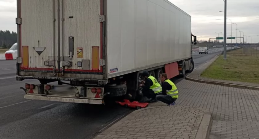 Kolejne usterki hamulców. Zatrzymano dowody rejestracyjne naczep 