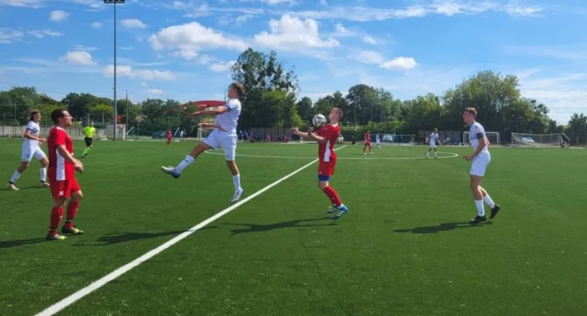 Rusza piłkarska wiosna. Hitowe starcie w Osiu