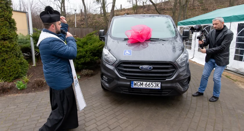 Kluczyki wręczone, samochód poświęcony. Świecka placówka ma nowe auto [ZDJĘCIA]