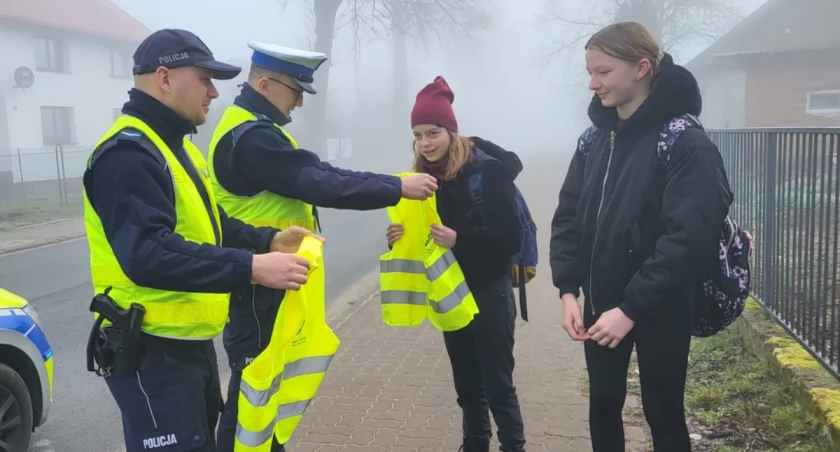 Policjanci wręczali kamizelki odblaskowe. - Nawet niewielki odblask może pomóc kierowcy zauważyć pieszego 
