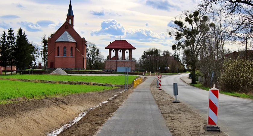 Ścieżka pieszo-rowerowa w Polskich Łąkach gotowa, będą kolejne. Informujemy o inwestycjach drogowych w gminie Bukowiec