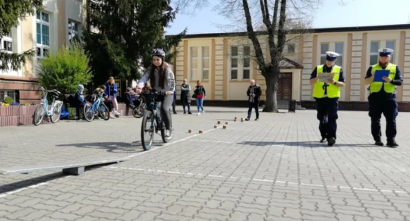 Rusza sezon rowerowy. Policjanci przypominają o zasadach