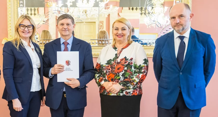Kolejna dotacja na halę sportową w Bukowcu. Środki przyznał marszałek województwa