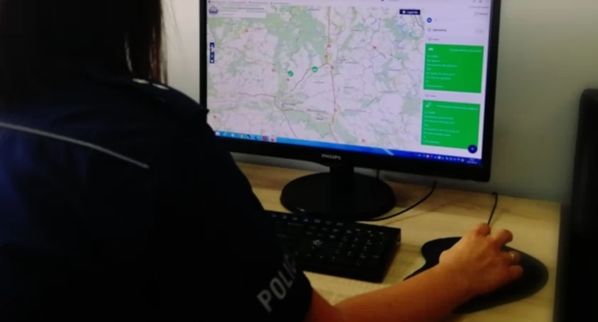 Policjanci zatrzymali prawo jazdy kierowcy. Pomogła krajowa mapa zagrożeń