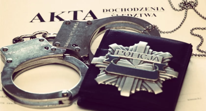 Był poszukiwany na podstawie listu gończego. Wpadł, gdy wybierał się do rodziny