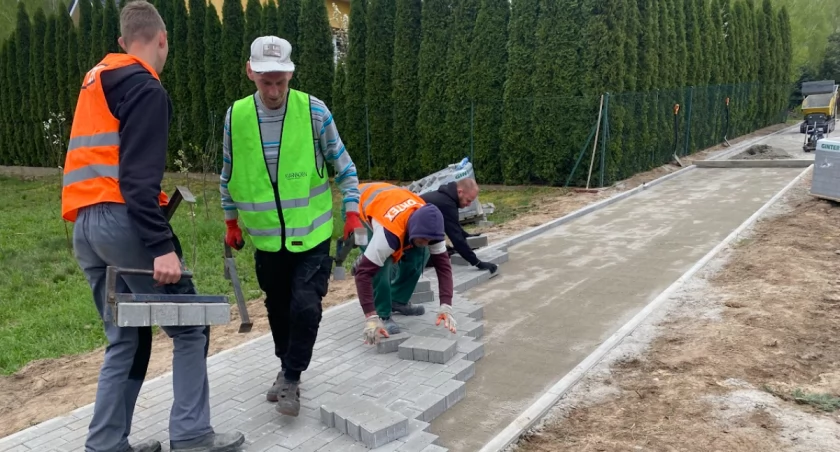 Poprawiają bezpieczeństwo pieszych. Budowa chodników w Osiu [ZDJĘCIA]