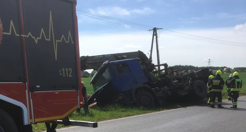 Samochód ciężarowy wypadł z drogi. Drewno wysypało się na pole 