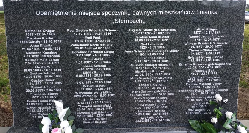 Tutaj spoczywają dawni mieszkańcy Lnianka. Upamiętniono ich pamięć
