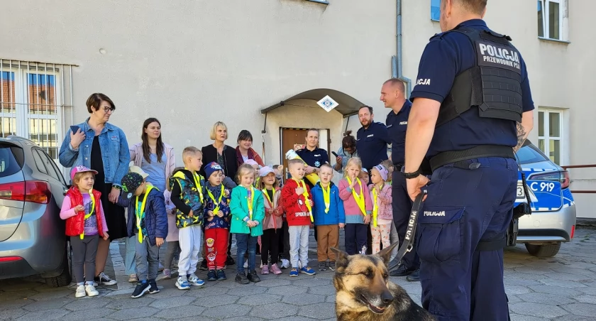 Przedszkolaki z wizytą u policjantów. Zwiedzanie komendy było doskonałą okazją do utrwalenia podstawowych zasad bezpieczeństwa  