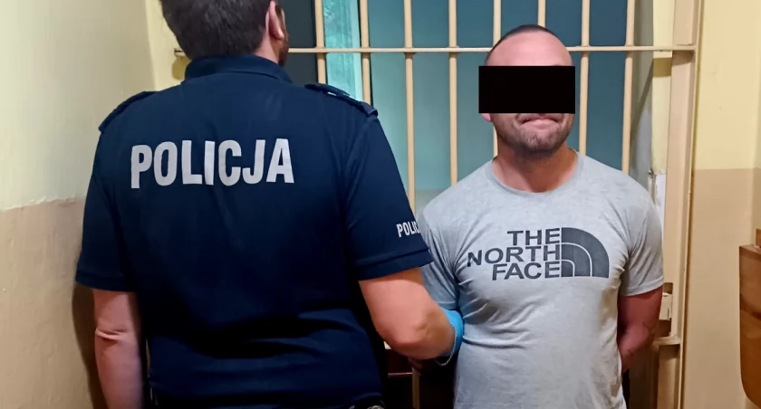 Poszukiwani listami gończymi w rękach policji. Jeden z nich wpadł podczas interwencji 