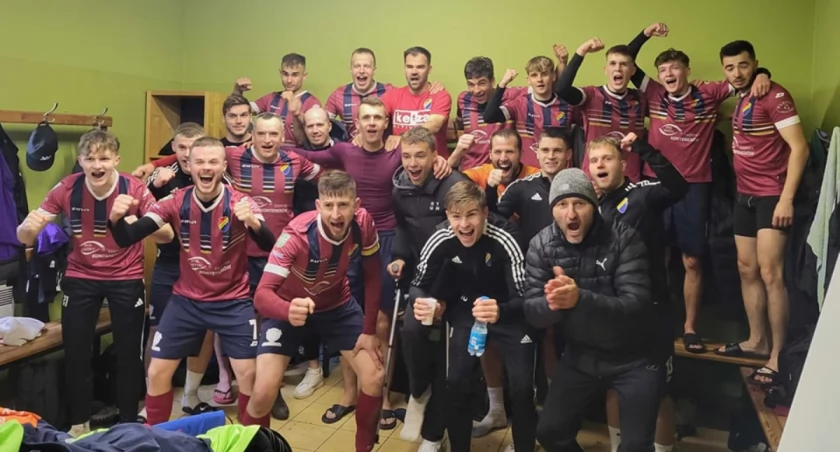 Piłkarskie emocje w Serocku. Pomorzanin zagra w półfinale okręgowego Pucharu Polski