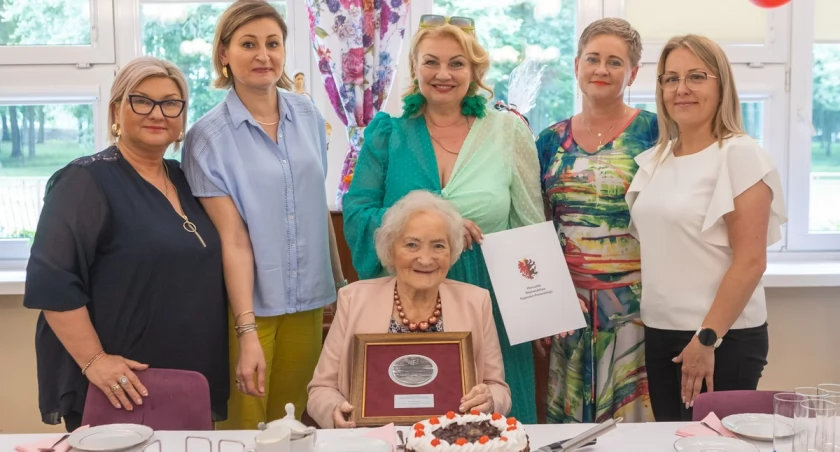 Pani Irena skończyła 100 lat. Urodziła się w Bzowie